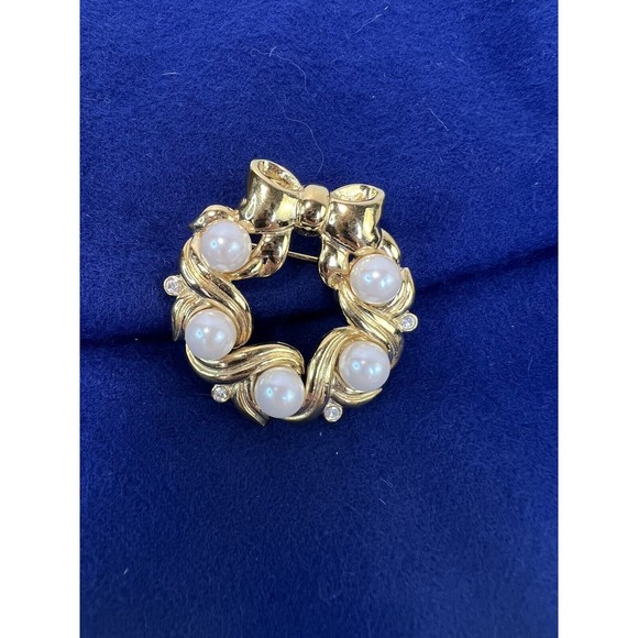 Marvella Brooch Gold Toned Metal Wreath w/Bow Crystals and Faux Pearls Pin W/Box - Picture 3 of 6